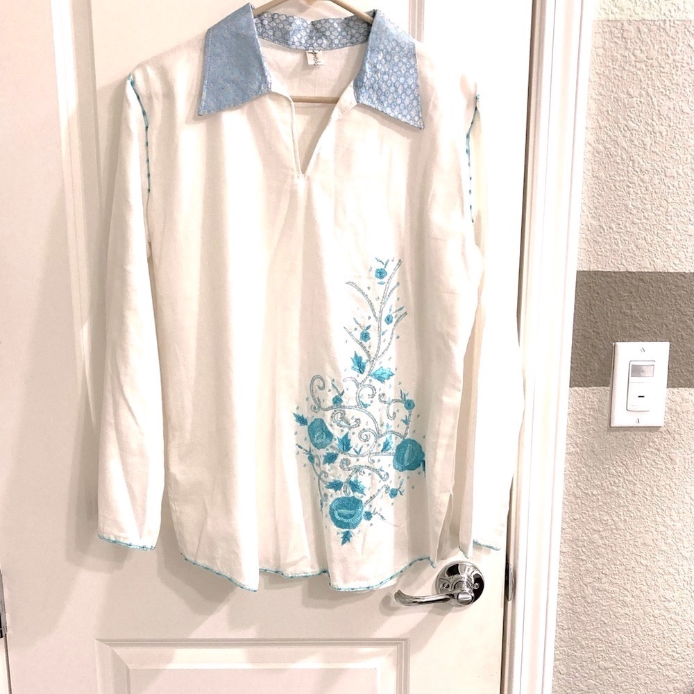 Tunic Top. Cotton. White with Beautiful Embroidery. Excellent Condition.
